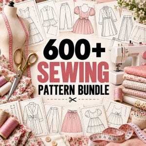 Op de afbeelding: Een naaipatroonbundel met de tekst 600+ SEWING PATTERN BUNDLE, omringd door schetsen van jurken, broeken en jassen, een gouden schaar, spoelen met roze garen, een witte naaimachine, bloemenstof en een meetlint.