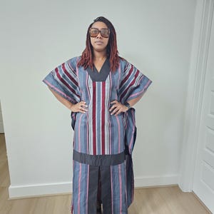 Handgemaakte Afrikaanse gestreepte kaftan (bubu). Gestreepte Asoke-geïnspireerde Ankara-boubou. Eén maat. Afrikaanse print V-hals badjas.
