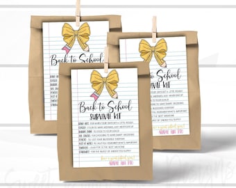 Könnte beinhalten: Drei braune Papiertüten mit gelben und rosa Schleifen und einem Bleistiftdesign. Jede Tüte hat ein bedruckbares Etikett mit der Aufschrift "Back to School Survival Kit" mit einer Liste von Artikeln für ein Schüler-Überlebenskit. Die Liste enthält:  "Londre's for when your days get a little rough", "Enips-So to make mistakes just never give up", "Buere Cum to stick to your goals", "Smes for choosing to make smart decisions", "Incre to list your blessings everyday", "Pot of Mirs-To help you remember what's important", "Sncies-Laughter is the best medicine", "Sturrant for the burst of energy you supply".