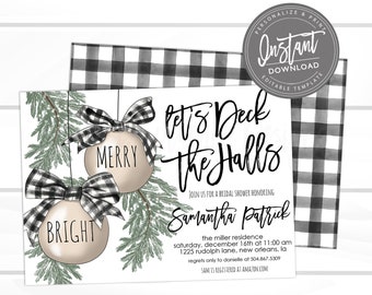 Op de afbeelding: Een witte uitnodiging met de tekst "Let's Deck the Halls" voor een bruidsdouche. Het ontwerp bevat kerstversieringen met "Merry" en "Bright", en een zwart-wit buffelruitpatroon.