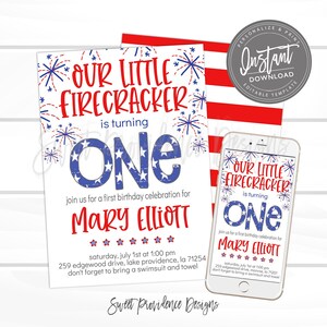 Puede incluir: Una invitación de cumpleaños roja, blanca y azul para un primer cumpleaños. La invitación presenta un gran número "UNO" con un diseño de bandera estadounidense desgastado. El texto "Our Little Firecracker is turning One" está en la parte superior de la invitación. La invitación incluye el nombre del niño, Mary Elliott, la fecha y la hora de la fiesta, y la dirección. La invitación también incluye el texto "No olvides traer un traje de baño y una toalla."