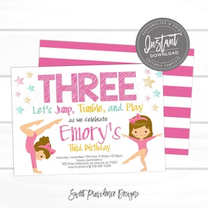 Puede incluir: Una invitaci&oacute;n rosa y blanca con un fondo de rayas rosa y blancas. La invitaci&oacute;n dice "THREE Let's Jump, Tumble, and Play as we celebrate Emory's Third Birthday" e incluye detalles para una fiesta de cumplea&ntilde;os de gimnasia.