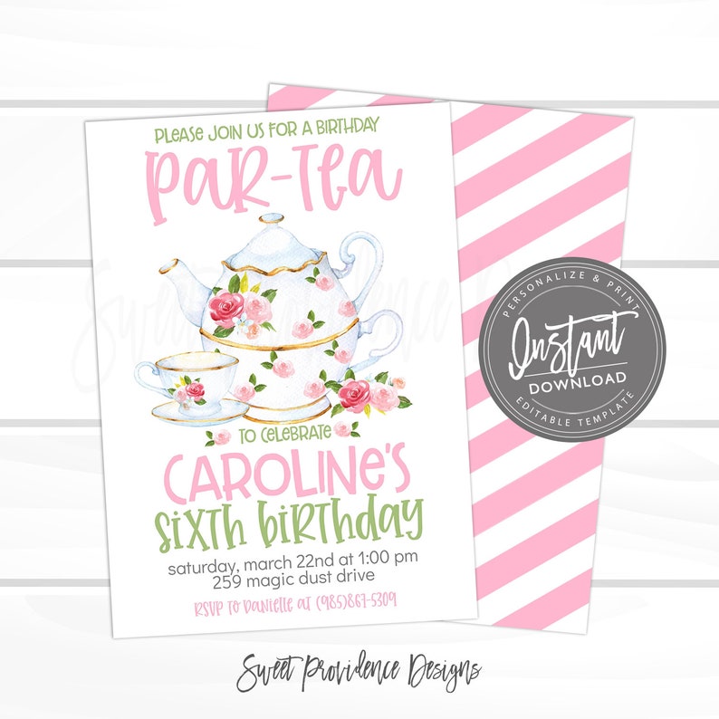 Pode incluir: Um convite de anivers&aacute;rio com uma ilustra&ccedil;&atilde;o em aquarela de uma chaleira e uma x&iacute;cara de ch&aacute; adornadas com rosas cor-de-rosa. O convite diz "Par-Tea" e celebra o sexto anivers&aacute;rio de Caroline. O fundo apresenta listras rosa e brancas.
