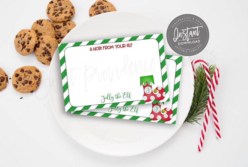Pu&ograve; includere: Due biglietti da visita stampabili con strisce verdi e bianche. I biglietti presentano una calza rossa e bianca con un polsino verde e il testo "A Note From Your Elf" e "Jolly the Elf".