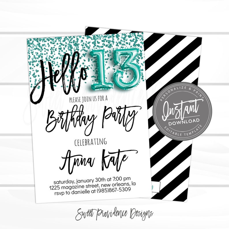 Puede incluir: Una invitaci&oacute;n a una fiesta de cumplea&ntilde;os en turquesa y negro con el texto "Hello 13" y "Birthday Party" en una fuente de escritura. La invitaci&oacute;n tambi&eacute;n incluye el nombre "Anna Kate" y los detalles de la fiesta, incluida la fecha, la hora, la ubicaci&oacute;n y la informaci&oacute;n de RSVP.
