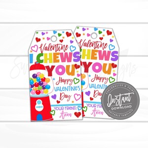 Może przedstawiać: Dwie drukowane etykiety na prezenty walentynkowe z automatem do gum do żucia z tekstem "I Chews You" i "Happy Valentine's Day". Etykiety są ozdobione sercami i gwiazdami w r&oacute;żnych kolorach.