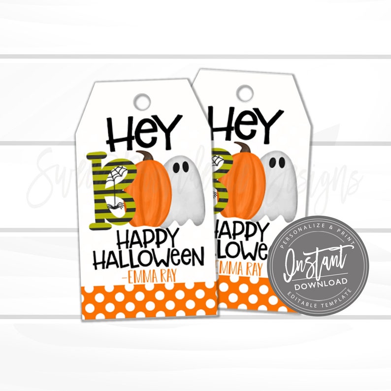 Op de afbeelding: Twee witte Halloween-cadeaulabels met de woorden "Hey Boo" en "Happy Halloween" in zwart en groen. De labels hebben oranje pompoenen, witte geesten en een oranje en witte stippenrand. De labels zijn gepersonaliseerd met de naam "Emma Ray".