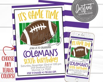 Może przedstawiać: Fioletowe i żółte zaproszenie na urodziny w stylu futbolowym z grafiką piłki nożnej i tekstem "It's Game Time" i "Coleman's Sixth Birthday". Zaproszenie zawiera datę, godzinę, miejsce i informacje RSVP.