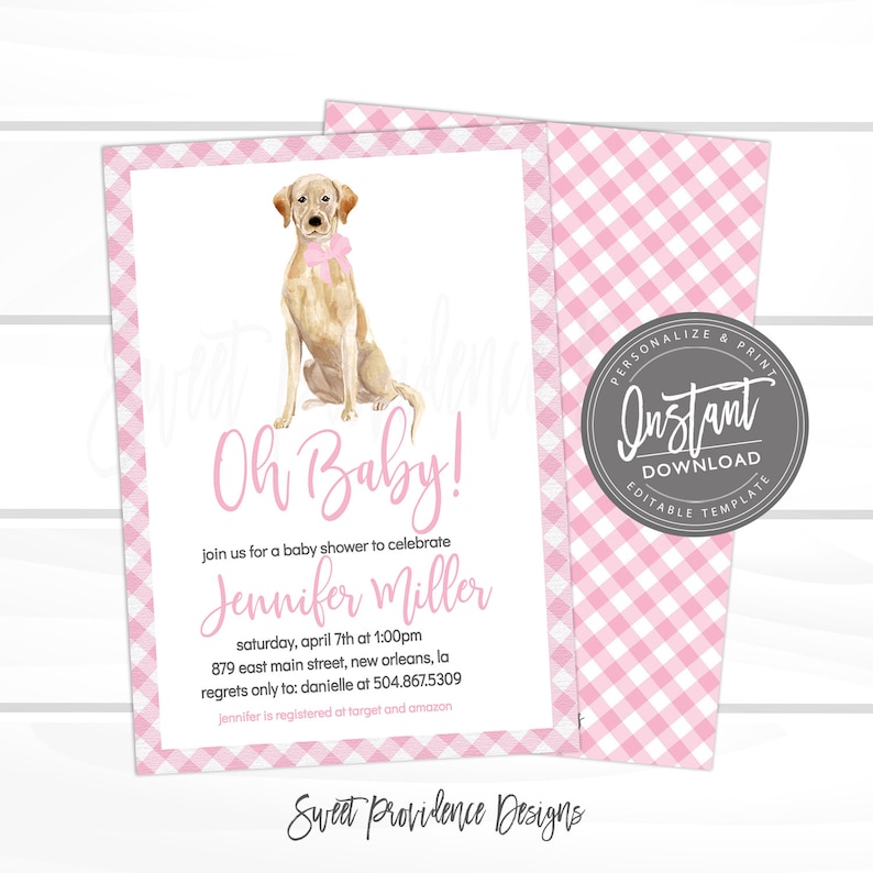 Może przedstawiać: Zaproszenie na baby shower z akwarelową ilustracją złotego labradora w r&oacute;żowej kokardzie. Zaproszenie ma r&oacute;żowo-białą obw&oacute;dkę w kratkę i zawiera tekst "Oh Baby!" oraz szczeg&oacute;ły wydarzenia. Projekt zawiera r&oacute;wnież odznakę "Personalizuj i drukuj".