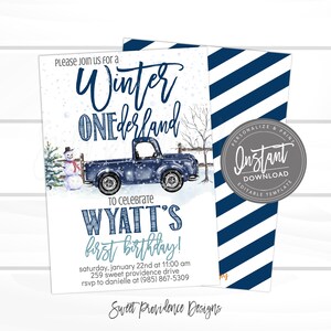 Op de afbeelding: Een winterthema verjaardagsuitnodiging met een blauwe pick-up truck, sneeuwpop en de tekst "Winter ONEderland". De uitnodiging is voor Wyatt's eerste verjaardag, met evenement details en een logo.