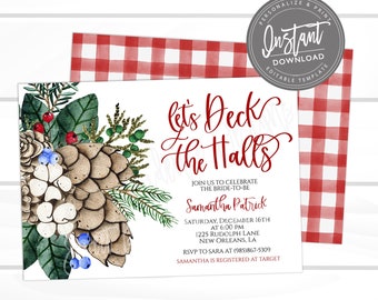 Op de afbeelding: Een uitnodiging met een feestthema met de tekst "Let's Deck the Halls" in rode letters. De uitnodiging bevat een aquarel illustratie van een dennenappel, groen en bessen. De achtergrond is wit met een rood-wit geblokt patroon.
