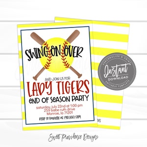 Puede incluir: Un fondo a rayas amarillo y blanco con una invitaci&oacute;n a una fiesta con tem&aacute;tica de b&eacute;isbol. La invitaci&oacute;n presenta una pelota de softball con bates cruzados y el texto "Swing on Over" y "Lady Tigers End of Season Party". La invitaci&oacute;n incluye la fecha, la hora, la ubicaci&oacute;n y la informaci&oacute;n de RSVP.