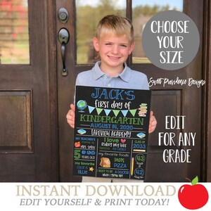以下が含まれることがあります： 「JACK'S first day of KINDERGARTEN AUGUST 14, 2020 LAKEVIEW ACADEMY」というテキストと、子供の先生の名前、年齢、好きな色、好きな食べ物など、子供に関する情報が書かれた黒板の看板。看板は地球儀、本、旗で飾られています。