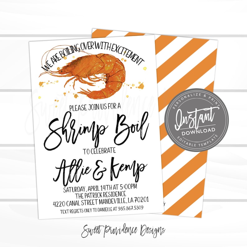 Peut inclure: Une invitation blanche avec une illustration de crevette &agrave; l'aquarelle et des accents dor&eacute;s. Le texte dit "We are boiling over with excitement" et invite les invit&eacute;s &agrave; un "Shrimp Boil" pour c&eacute;l&eacute;brer Allie & Kemp. Le dos a des rayures diagonales orange et blanches.