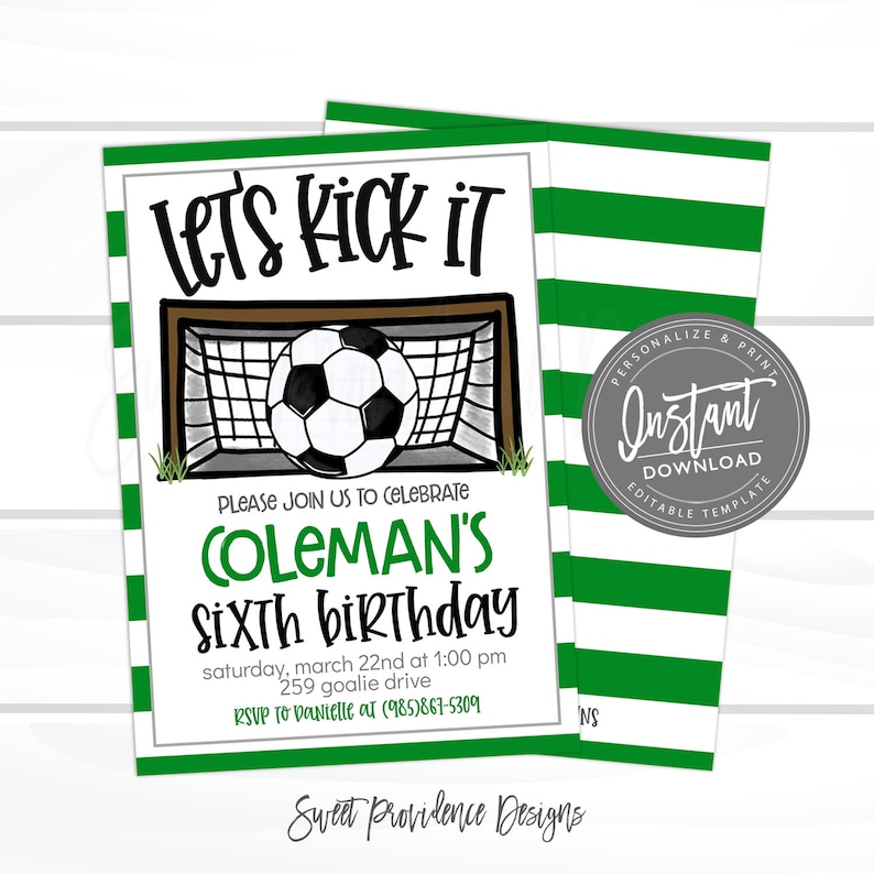 Pu&ograve; includere: Sfondo a strisce verde e bianco con un pallone da calcio e una porta. Il testo recita "Let's Kick It", "Coleman's Sixth Birthday", "Sabato 22 marzo alle 13:00", "259 Goalie Drive", "RSVP a Danielle al (985)867-5309", e "Sweet Providence Designs".