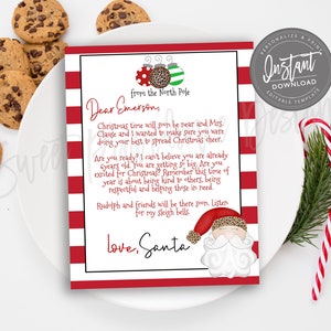 Op de afbeelding: Een brief van de Kerstman met een rood-witte gestreepte rand, met een illustratie van de Kerstman en de tekst "Lieve Emerson". Chocoladekoekjes en zuurstokken zijn ook zichtbaar.