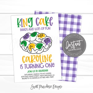Peut inclure: Une invitation imprimable pour une f&ecirc;te de premier anniversaire sur le th&egrave;me du King Cake. L'invitation pr&eacute;sente une illustration de dessin anim&eacute; d'un King Cake avec un gla&ccedil;age violet, vert et or. Le texte sur l'invitation se lit comme suit : "King Cake, Beads and Lots of Fun, Caroline is Turning One, Join us to Celebrate, Saturday, March 7th at 1:00pm, 879 East Main Street, New Orleans, LA, Regrets to Danielle at 985-485-7689, Sweet Providence Designs".