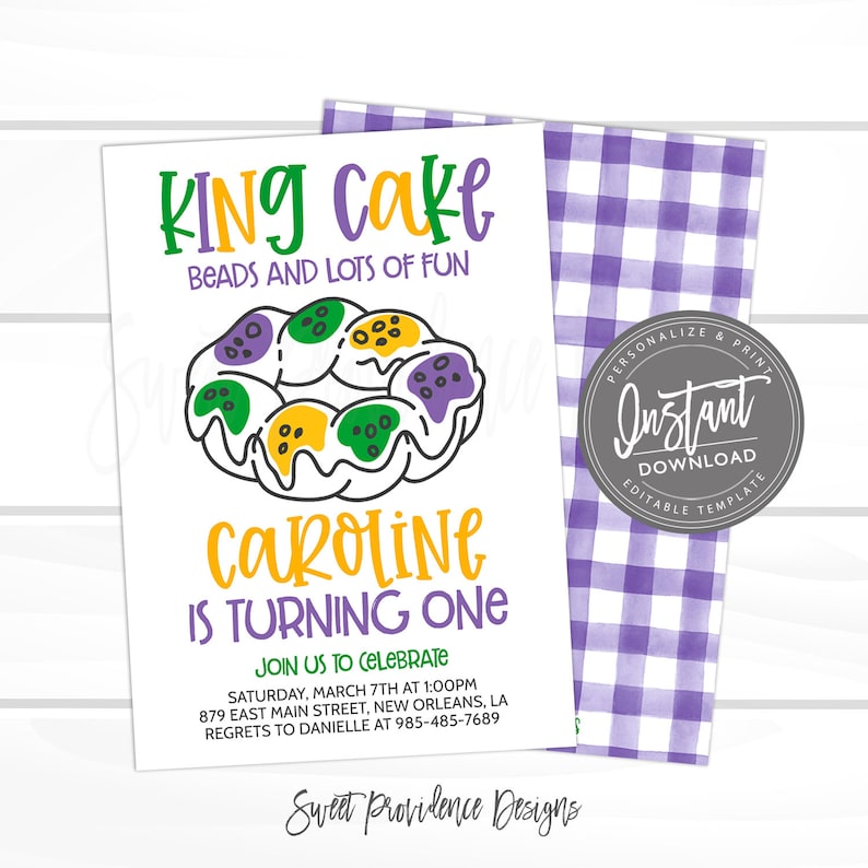 Peut inclure: Une invitation imprimable pour une f&ecirc;te de premier anniversaire sur le th&egrave;me du King Cake. L'invitation pr&eacute;sente une illustration de dessin anim&eacute; d'un King Cake avec un gla&ccedil;age violet, vert et or. Le texte sur l'invitation se lit comme suit : "King Cake, Beads and Lots of Fun, Caroline is Turning One, Join us to Celebrate, Saturday, March 7th at 1:00pm, 879 East Main Street, New Orleans, LA, Regrets to Danielle at 985-485-7689, Sweet Providence Designs".