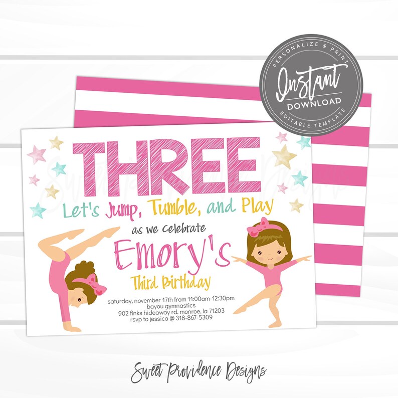 Puede incluir: Una invitaci&oacute;n rosa y blanca con un fondo de rayas rosa y blancas. La invitaci&oacute;n dice "THREE Let's Jump, Tumble, and Play as we celebrate Emory's Third Birthday" e incluye detalles para una fiesta de cumplea&ntilde;os de gimnasia.
