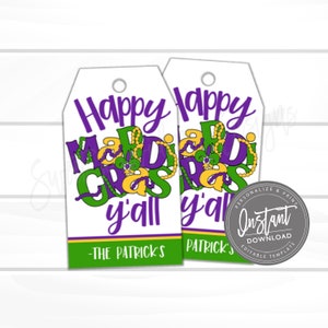 Puede incluir: Dos etiquetas de regalo blancas con diseños temáticos de Mardi Gras en verde, morado y dorado. El texto en las etiquetas dice "Happy Mardi Gras y'all". Una etiqueta tiene el texto "The Patrick's" y la otra etiqueta tiene el texto "Patrick's".