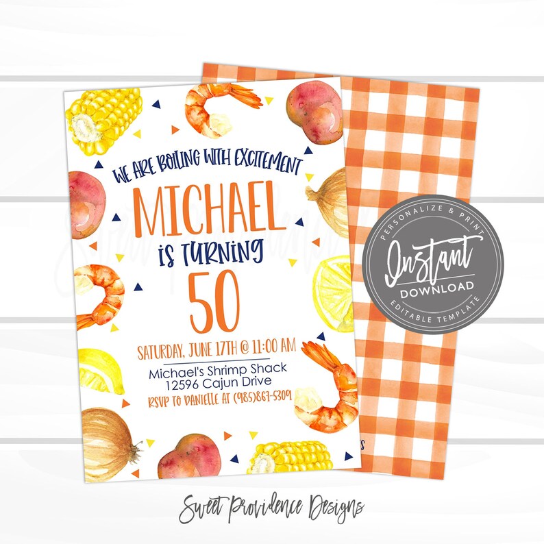 K&ouml;nnte beinhalten: Eine wei&szlig;e Einladung mit blauem und orangefarbenem Rand. Die Einladung ist f&uuml;r eine 50. Geburtstagsfeier f&uuml;r Michael. Die Einladung zeigt eine Aquarell-Illustration von Garnelen, Mais, Zitronen, Zwiebeln und Kartoffeln. Der Text auf der Einladung lautet: "We are boiling with excitement Michael is turning 50 Saturday, June 17th @ 11:00 AM Michael's Shrimp Shack 12596 Cajun Drive RSVP to Danielle at (985)867-5309 Sweet Providence Designs".