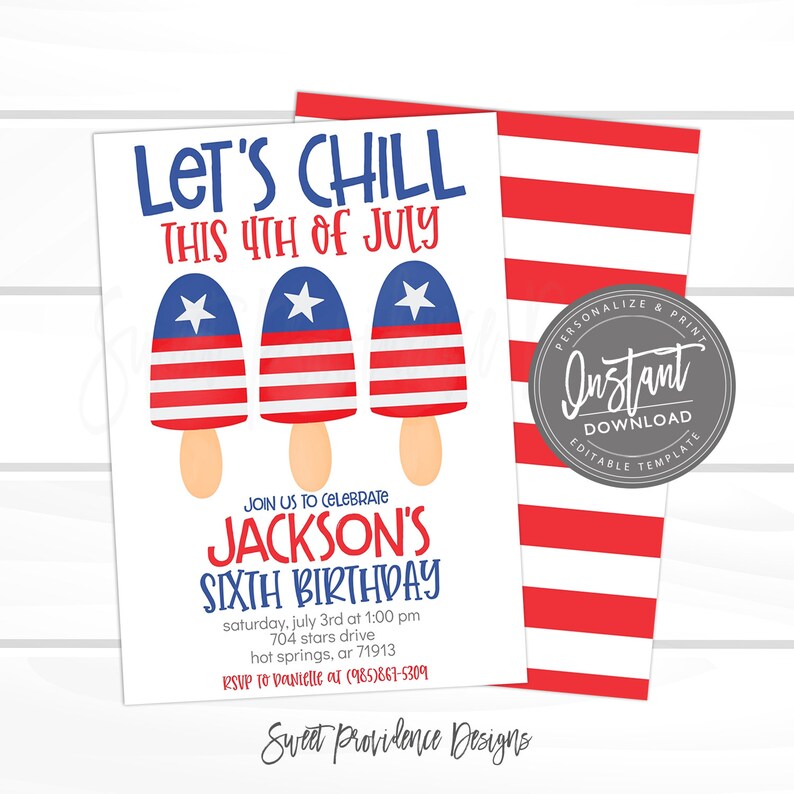 K&ouml;nnte beinhalten: Eine rot-wei&szlig;-blaue Einladung zu einer 6. Geburtstagsfeier. Die Einladung zeigt drei Eis am Stiel mit dem amerikanischen Flaggenmuster und dem Text "Let's Chill This 4th of July". Die Einladung enth&auml;lt auch den Text "Join us to celebrate Jackson's Sixth Birthday" und Details zur Party.