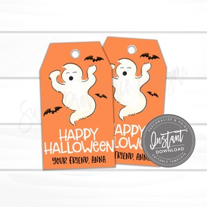 Peut inclure: Deux &eacute;tiquettes cadeaux orange pour Halloween avec une illustration de fant&ocirc;me blanc, des chauves-souris et le texte "Happy Halloween". Les &eacute;tiquettes incluent &eacute;galement le texte "Your friend, Anna" et un graphique circulaire "Instant Download".
