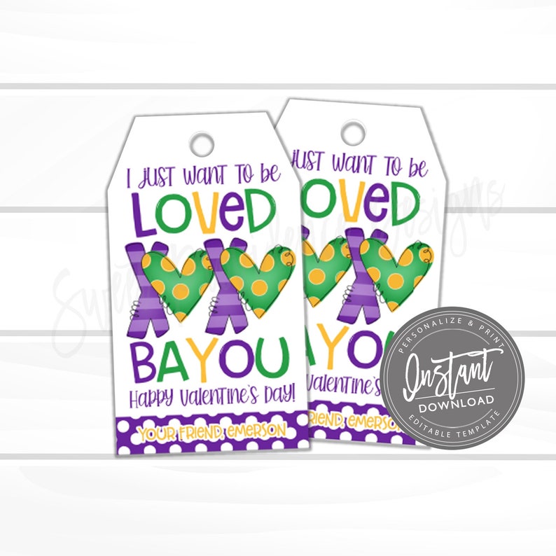 Op de afbeelding: Twee printbare Valentijnsdag-cadeauetiketten met een Mardi Gras-thema. De etiketten hebben een hartvormig ontwerp in paars, groen en goud met de tekst "I just want to be loved Bayou You" en "Happy Valentine's Day! Your friend Emerson".