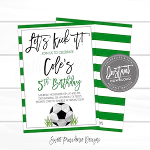 Puede incluir: Fondo verde y blanco a rayas con una tarjeta blanca. La tarjeta tiene texto negro que dice "Let's kick it!" y "Join us to celebrate Cole's 5th Birthday". La tarjeta tambi&eacute;n tiene un bal&oacute;n de f&uacute;tbol blanco y negro sobre un fondo de hierba verde.