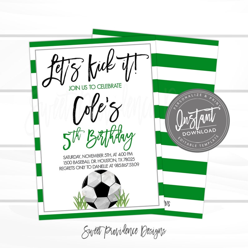 Puede incluir: Fondo verde y blanco a rayas con una tarjeta blanca. La tarjeta tiene texto negro que dice "Let's kick it!" y "Join us to celebrate Cole's 5th Birthday". La tarjeta tambi&eacute;n tiene un bal&oacute;n de f&uacute;tbol blanco y negro sobre un fondo de hierba verde.
