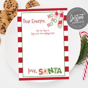 Puede incluir: Una carta a Pap&aacute; Noel con un borde a rayas rojas y blancas y un borde verde. El texto dice "Querido Emerson, &iexcl;Usa nuestra copia o escribe tu propio mensaje aqu&iacute;!" y "love, SANTA". Tambi&eacute;n hay galletas con chispas de chocolate y bastones de caramelo.