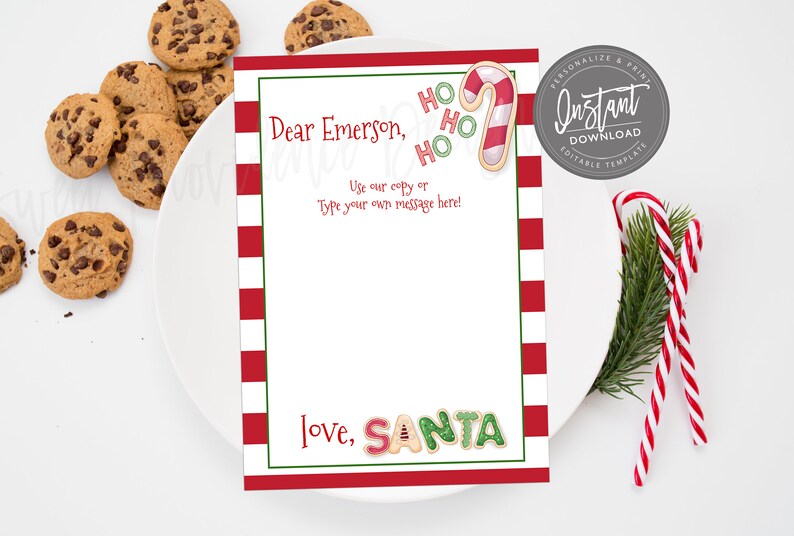 Puede incluir: Una carta a Pap&aacute; Noel con un borde a rayas rojas y blancas y un borde verde. El texto dice "Querido Emerson, &iexcl;Usa nuestra copia o escribe tu propio mensaje aqu&iacute;!" y "love, SANTA". Tambi&eacute;n hay galletas con chispas de chocolate y bastones de caramelo.