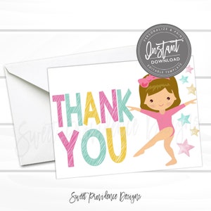 Puede incluir: Una tarjeta de agradecimiento con un mensaje "Gracias" colorido y una ilustraci&oacute;n de dibujos animados de una ni&ntilde;a con un leotardo rosa haciendo una pose de gimnastique. El fondo presenta estrellas doradas y rosas.