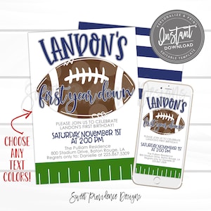 Könnte beinhalten: Eine druckbare Einladung zu einer ersten Geburtstagsfeier mit einem Fußball-Thema. Die Einladung ist blau, grün und braun mit einer Fußballgrafik und dem Text "Landon's first year down".
