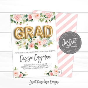 Puede incluir: Una invitaci&oacute;n de graduaci&oacute;n rosa y blanca con letras doradas en relieve que deletrean "GRAD" y detalles florales. La invitaci&oacute;n es para la celebraci&oacute;n de graduaci&oacute;n de Cassie Cayman el 30 de mayo a las 7:00 PM. La direcci&oacute;n es 1225 Magazine Street, New Orleans, LA. RSVP a Danielle al (985) 867-5309.