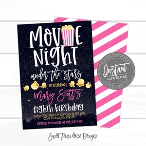 K&ouml;nnte beinhalten: Eine schwarze und blaue Einladung mit einem sternenklaren Nachthimmel als Hintergrund. Der Text lautet "Movie Night unter den Sternen zur Feier des achten Geburtstags von Mary Scott". Die Einladung enth&auml;lt einen Popcorn-Eimer und ein Datum und eine Uhrzeit f&uuml;r die Veranstaltung.