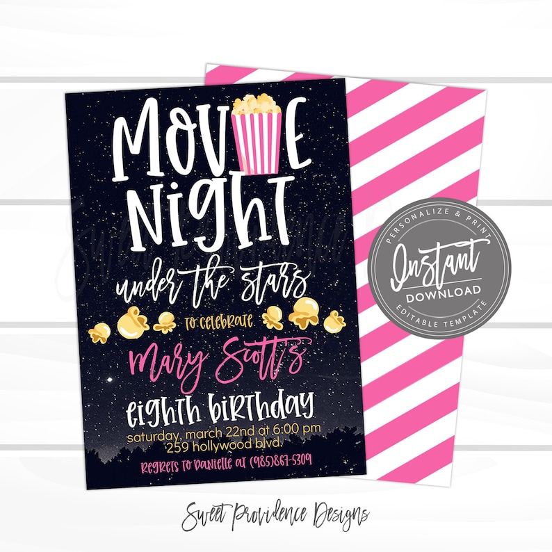 K&ouml;nnte beinhalten: Eine schwarze und blaue Einladung mit einem sternenklaren Nachthimmel als Hintergrund. Der Text lautet "Movie Night unter den Sternen zur Feier des achten Geburtstags von Mary Scott". Die Einladung enth&auml;lt einen Popcorn-Eimer und ein Datum und eine Uhrzeit f&uuml;r die Veranstaltung.