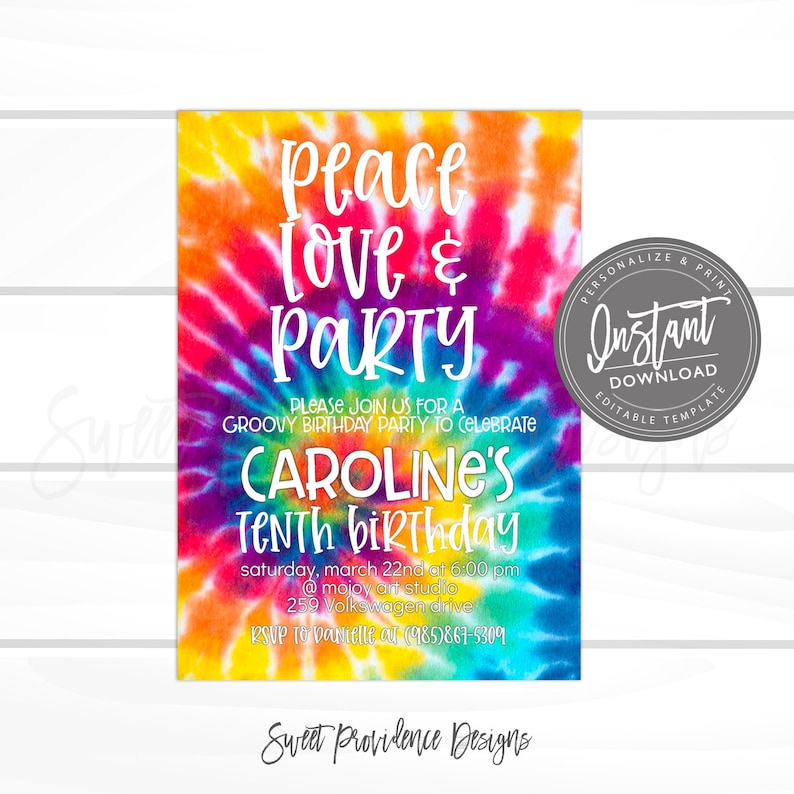 Puede incluir: Una invitaci&oacute;n colorida de tie-dye para una fiesta de cumplea&ntilde;os de 10 a&ntilde;os. La invitaci&oacute;n dice "Peace Love & Party" e incluye el nombre "Caroline's Tenth Birthday". La invitaci&oacute;n tambi&eacute;n incluye la fecha, la hora y la ubicaci&oacute;n de la fiesta.
