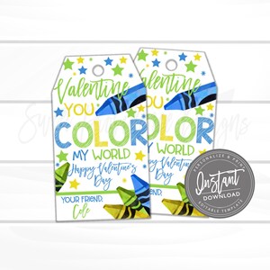 Op de afbeelding: Twee printbare Valentijnsdag-cadeautje-etiketten met een kleurpotloodontwerp. De tekst op de etiketten luidt "Jij kleurt mijn wereld. Fijne Valentijnsdag. Jouw vriend, [Naam]"