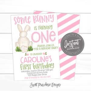 Puede incluir: Una invitaci&oacute;n de cumplea&ntilde;os imprimible rosa y verde con una ilustraci&oacute;n de un conejo blanco. La invitaci&oacute;n dice "Some bunny is turning one. Please join us for a birthday party to celebrate Caroline's first birthday. Saturday, March 22nd at 1:00 pm. Caroline's bunny hole, 123 floppy ear drive. RSVP to Danielle at (985) 867-5309. Sweet Providence Designs."