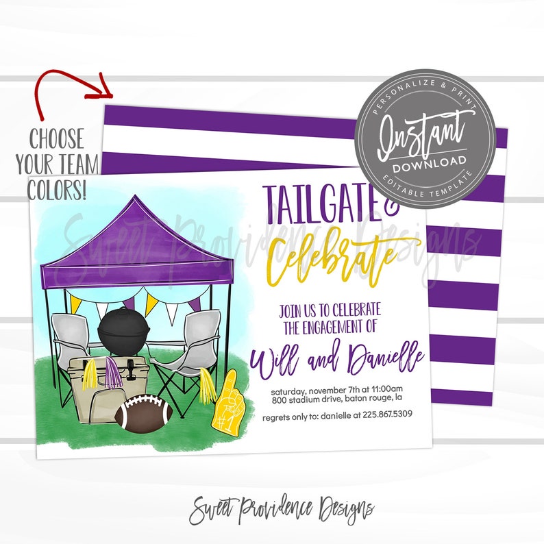 Puede incluir: Invitaci&oacute;n a una fiesta de pre-partido de f&uacute;tbol en morado y dorado con una ilustraci&oacute;n de dibujos animados de una tienda de campa&ntilde;a, una parrilla, una nevera y una pelota de f&uacute;tbol. El texto dice "Tailgate & Celebrate, Join us to celebrate the engagement of Will and Danielle, Saturday, November 7th at 11:00 am, 800 Stadium Drive, Baton Rouge, LA, Regrets only to: Danielle at 225.867.5309, Sweet Providence Designs."