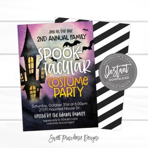 K&ouml;nnte beinhalten: Eine Halloween-Party-Einladung mit einem gruseligen Spukhaus-Design. Die Einladung enth&auml;lt den Text "Spooktacular Costume Party" mit Flederm&auml;usen und einem Vollmond. Der Hintergrund ist eine Aquarellw&auml;sche aus Lila und Schwarz. Die R&uuml;ckseite der Einladung hat schwarz-wei&szlig;e diagonale Streifen.
