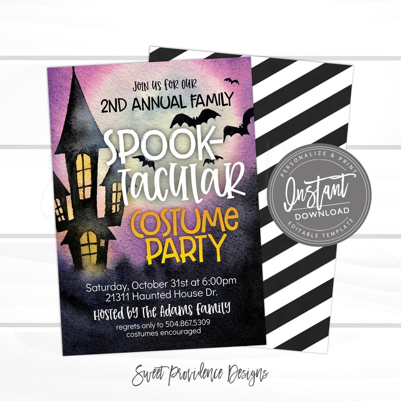 K&ouml;nnte beinhalten: Eine Halloween-Party-Einladung mit einem gruseligen Spukhaus-Design. Die Einladung enth&auml;lt den Text "Spooktacular Costume Party" mit Flederm&auml;usen und einem Vollmond. Der Hintergrund ist eine Aquarellw&auml;sche aus Lila und Schwarz. Die R&uuml;ckseite der Einladung hat schwarz-wei&szlig;e diagonale Streifen.
