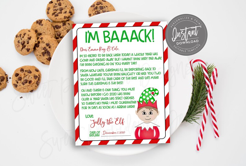 Peut inclure: Une lettre sur le th&egrave;me de No&euml;l avec le texte "I'M BAAACK!" et une illustration d'elfe. La lettre a des bordures ray&eacute;es rouges et blanches, sur fond blanc. Des cookies aux p&eacute;pites de chocolat et des cannes en sucre sont &eacute;galement pr&eacute;sents.