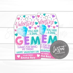 Może przedstawiać: Dwie etykiety prezentowe na Walentynki z białym tłem. Etykiety mają r&oacute;żowo-turkusową kolorystykę ze słowami "Valentine", "You are a real gem" i "Happy Valentine's Day". Zawiera grafikę diamentu.