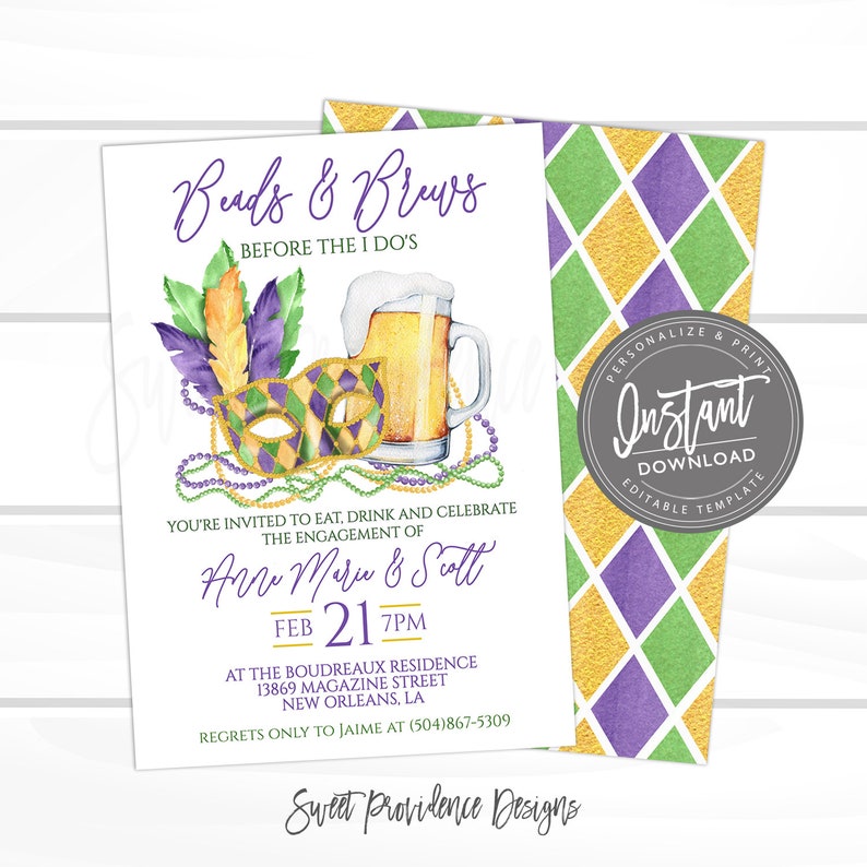 K&ouml;nnte beinhalten: Verlobungseinladungskarte mit dem Text "Beads & Brews" und "Before the I Do's". Das Design zeigt einen Bierkrug, eine Mardi Gras-Maske und Perlen. Die Einladung gilt f&uuml;r die Verlobung von Ann Marie & Scott am 21. Februar, 19 Uhr.