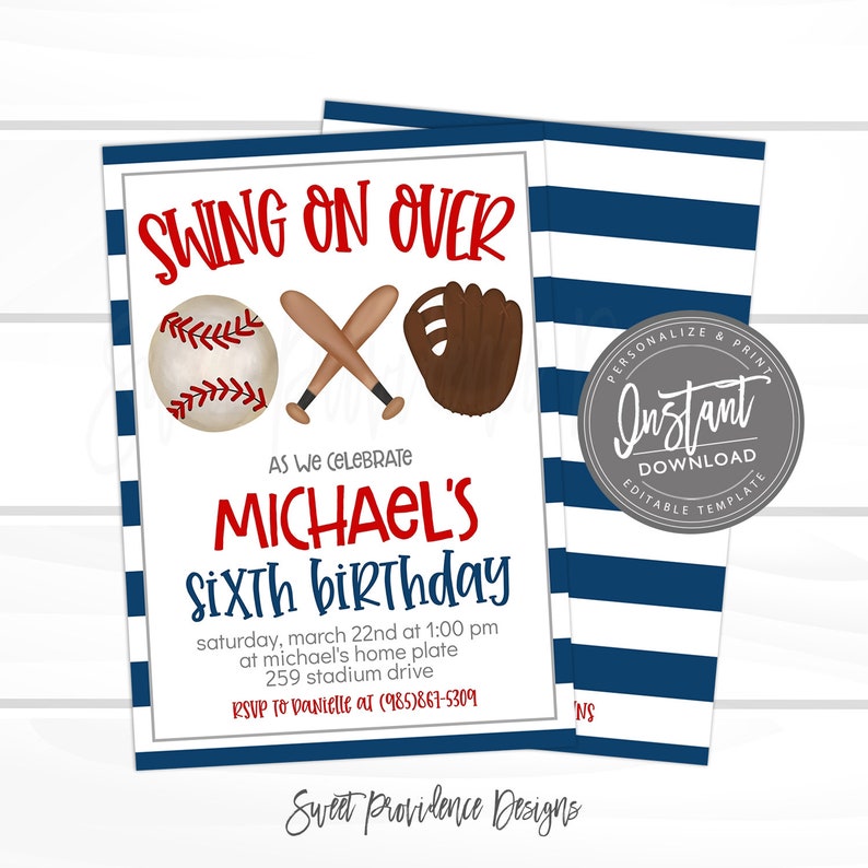 K&ouml;nnte beinhalten: Eine Baseball-Motto-Geburtstagseinladung mit blauen und wei&szlig;en Streifen. Die Einladung lautet "Swing on Over" und "Michael's Sixth Birthday". Sie enth&auml;lt eine Grafik mit einem Baseball, einem Schl&auml;ger und einem Handschuh. Der Text lautet "Samstag, 22. M&auml;rz um 13:00 Uhr auf Michaels Home Plate, 259 Stadium Drive. RSVP an Danielle unter (985)867-5309."