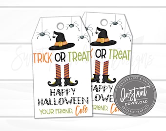 Op de afbeelding: Twee rechthoekige witte cadeaulabels met een zwarte heksenhoed, oranje en paars gestreepte kousen en zwarte laarzen. De tekst luidt TRICK OR TREAT, HAPPY HALLOWEEN en YOUR FRIEND, COLE. Kleine zwarte spinnen hangen aan de bovenrand.