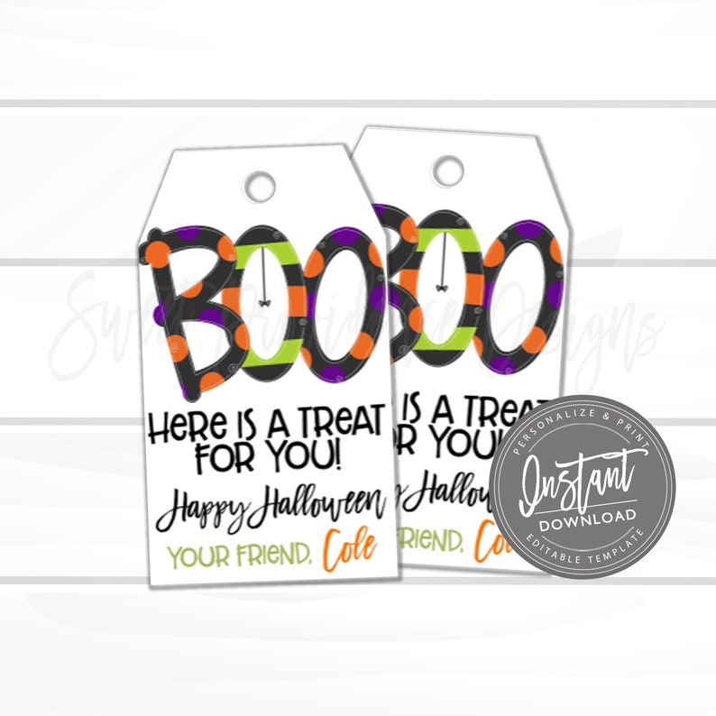Pode incluir: Duas etiquetas de presente retangulares brancas com um furo no topo. A palavra BOO est&aacute; impressa em letras grandes com listras e pontos laranja, roxos e verdes. O texto diz: Here is a treat for you! Happy Halloween. Your friend, Cole.