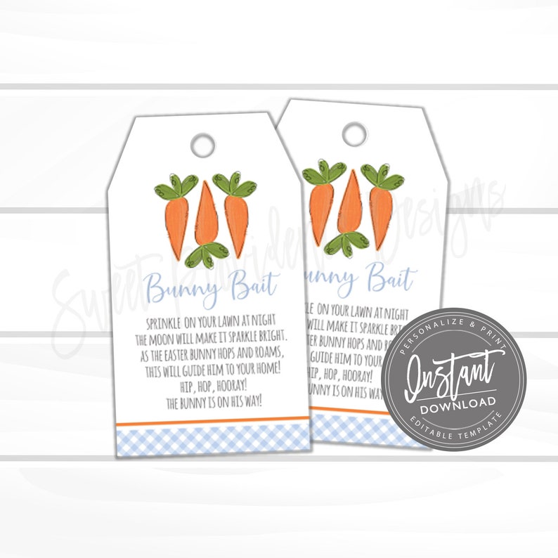 Puede incluir: Dos etiquetas imprimibles de cebo para conejos de Pascua con un borde de cuadros azules y blancos. Las etiquetas presentan una ilustraci&oacute;n de dibujos animados de tres zanahorias y el texto "Bunny Bait". El texto en las etiquetas dice: "Sprinkle on your lawn at night the moon will make it sparkle bright. As the Easter bunny hops and roams, this will guide him to your home! Hip, hop, hooray! The bunny is on his way!"